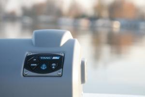 TRAC Deckboat 40 AutoDeploy Gen 3 . Elektryczna winda kotwiczna, wciągarka kotwicy